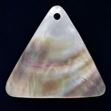 Forma tringulo em Madreprola do Tahiti - 40 x 44 mm